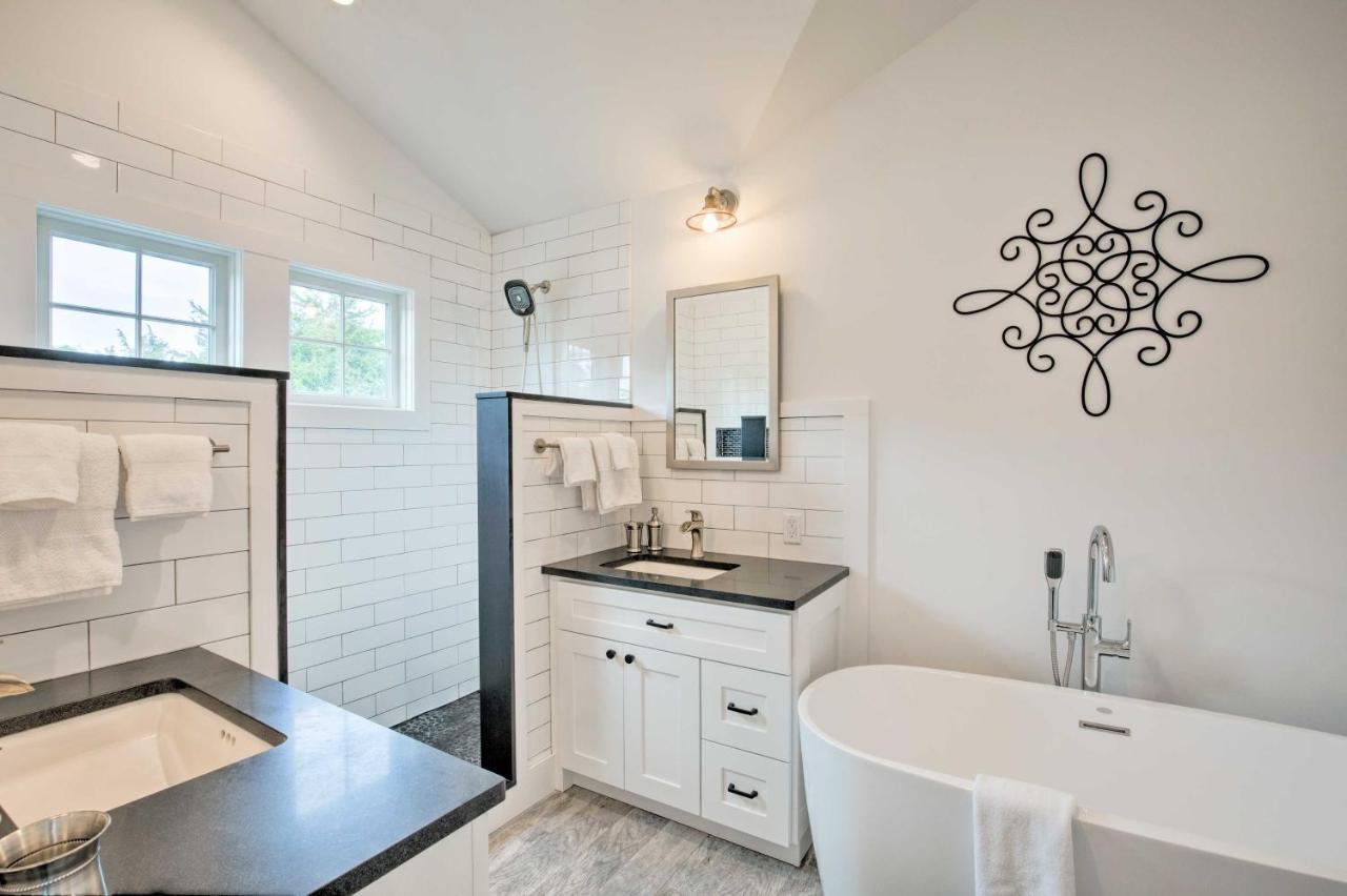 Distinctive Hamptons Home With Pool Near Bay, Ocean خلجان هامبتون المظهر الخارجي الصورة